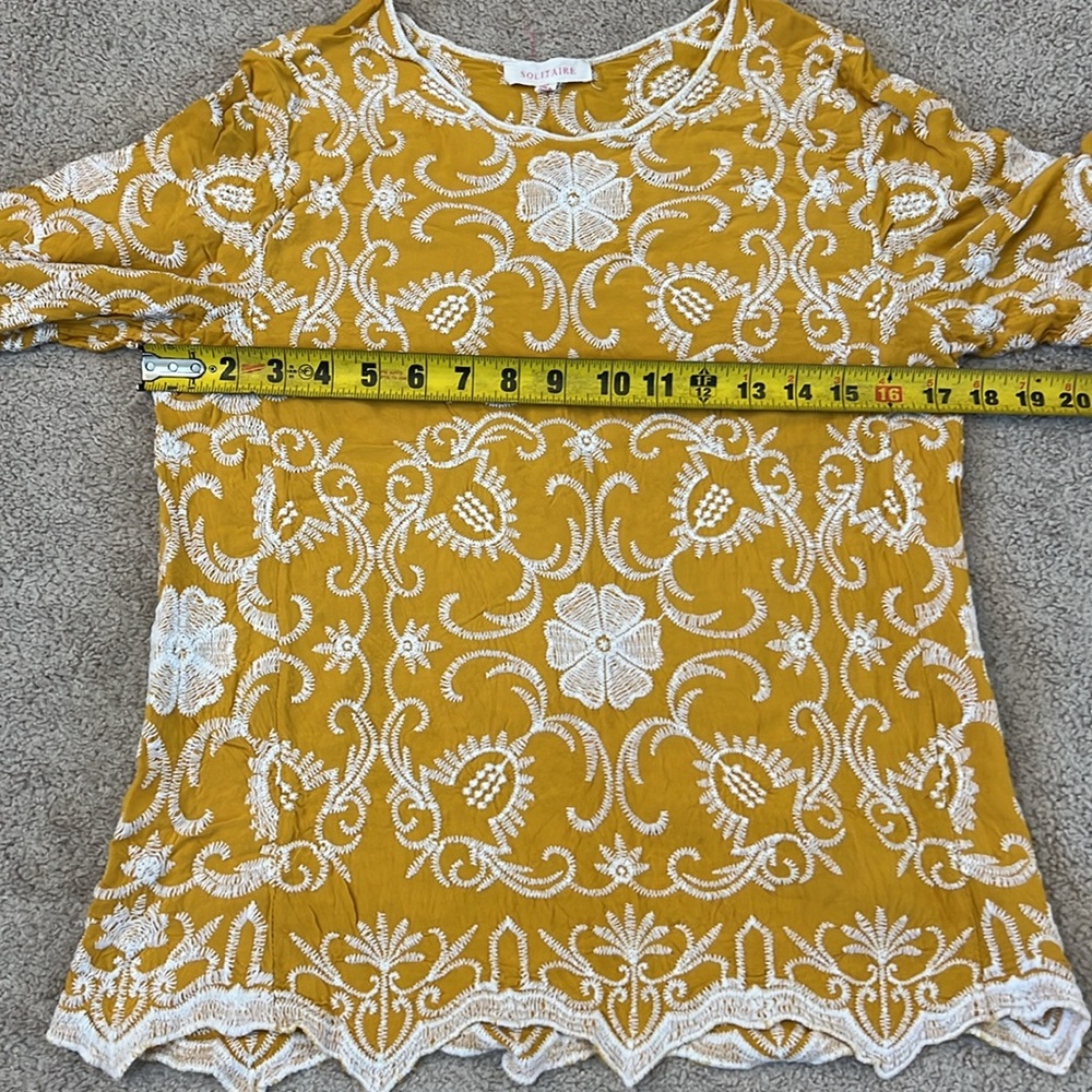 Solitaire Embroidered Floral Top Size Medium - Picture 4 of 6